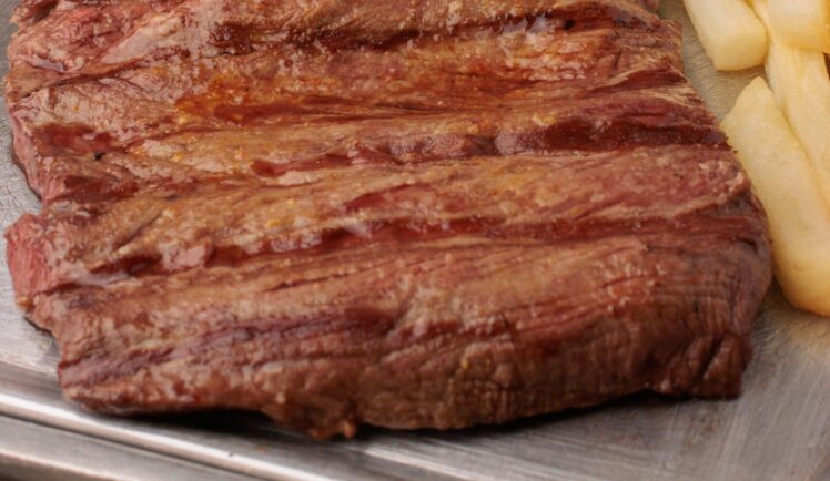 Was ist ein Flanksteak? Erfahren Sie, wo der Cut am Rind sitzt, was Bavette bedeutet und wodurch sich das aromatische Steak auszeichnet.