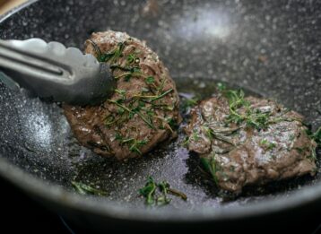 Sie wollen ein Hüftsteak braten, grillen oder im Airfryer zubereiten? Lesen Sie, wie es leicht gelingt. Mit Tipps zu Kerntemperatur, Garzeiten und Sous-vide.