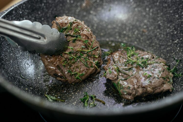 Sie wollen ein Hüftsteak braten, grillen oder im Airfryer zubereiten? Lesen Sie, wie es leicht gelingt. Mit Tipps zu Kerntemperatur, Garzeiten und Sous-vide.