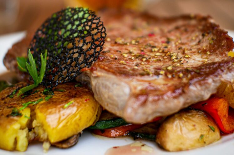 Hüftsteak im Überblick: Erfahren Sie mehr über Herkunft, Nährwerte, Zuschnitt und den Unterschied zwischen Hüftsteak und Rumpsteak.