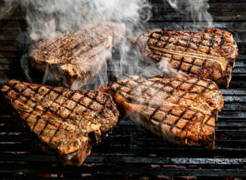 T-Bone-Steak richtig zubereiten: Erfahren Sie, wie Sie das Steak grillen, auf dem Gasgrill oder in der Pfanne braten und welche Kerntemperatur passt.