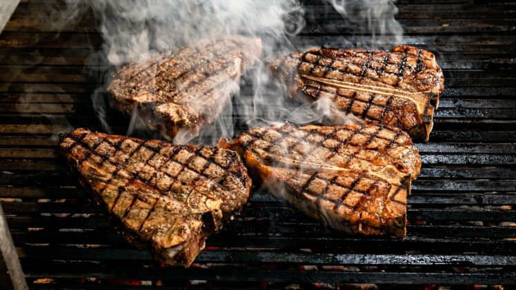 T-Bone-Steak richtig zubereiten: Erfahren Sie, wie Sie das Steak grillen, auf dem Gasgrill oder in der Pfanne braten und welche Kerntemperatur passt.