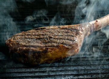 Tomahawk-Steak richtig zubereiten: So gelingt es auf dem Grill, Gasgrill, im Backofen und in der Pfanne. Plus Kerntemperaturen für Rind und Schwein.