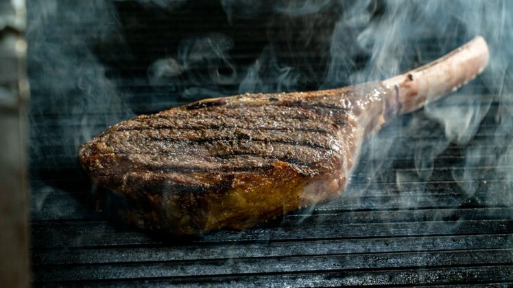 Tomahawk-Steak richtig zubereiten: So gelingt es auf dem Grill, Gasgrill, im Backofen und in der Pfanne. Plus Kerntemperaturen für Rind und Schwein.