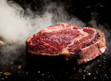 Ribeye Steak grillen, braten oder sous vide zubereiten: Tipps für Pfanne, Gasgrill und Backofen sowie die passende Kerntemperatur für Medium Rare.