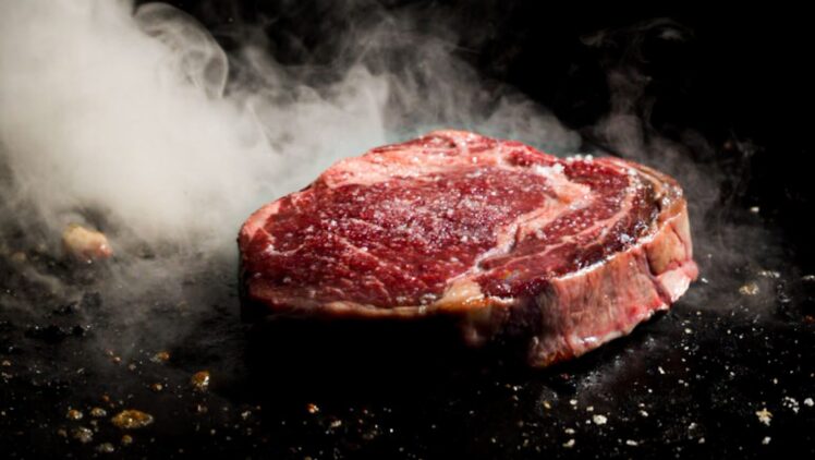 Ribeye Steak grillen, braten oder sous vide zubereiten: Tipps für Pfanne, Gasgrill und Backofen sowie die passende Kerntemperatur für Medium Rare.