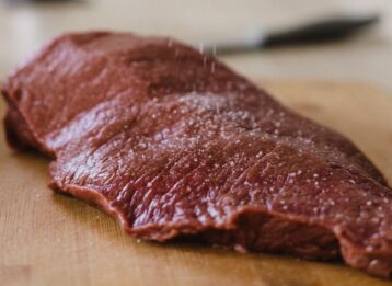 Sie möchten ein Flanksteak zubereiten? So gelingt es auf Grill, in der Pfanne oder sous-vide – mit Infos zu Kerntemperaturen und Marinade. Jetzt lesen!