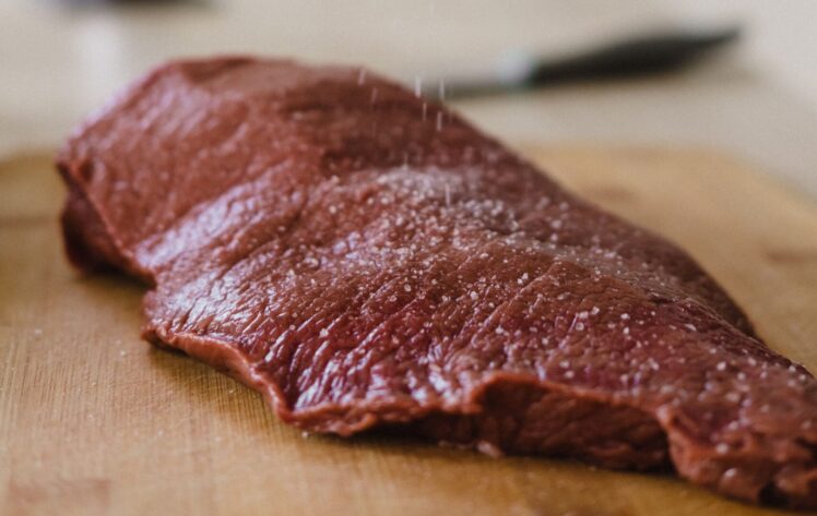 Sie möchten ein Flanksteak zubereiten? So gelingt es auf Grill, in der Pfanne oder sous-vide – mit Infos zu Kerntemperaturen und Marinade. Jetzt lesen!