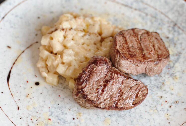 Was ist Rinderfilet? Erfahren Sie mehr über Teilstücke, Rinderfilet-Rezepte, passende Beilagen und Soßen sowie argentinisches Rinderfilet. Jetzt lesen!