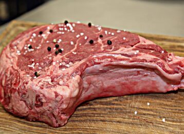 Steak würzen: Erfahren Sie, wann Salz, Pfeffer und Gewürze ans Fleisch kommen und wie Sie Rumpsteak und andere Rindersteaks aromatisch würzen.