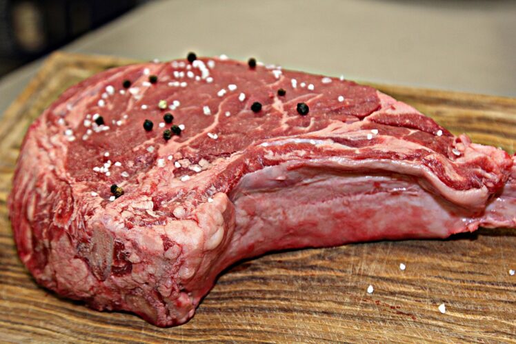Steak würzen: Erfahren Sie, wann Salz, Pfeffer und Gewürze ans Fleisch kommen und wie Sie Rumpsteak und andere Rindersteaks aromatisch würzen.