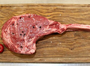 Was ist ein Tomahawk-Steak und woher kommt der Cut? Erfahren Sie mehr über Zuschnitt, Dry Aged-Tomahawk, Wagyu und Varianten vom Schwein.
