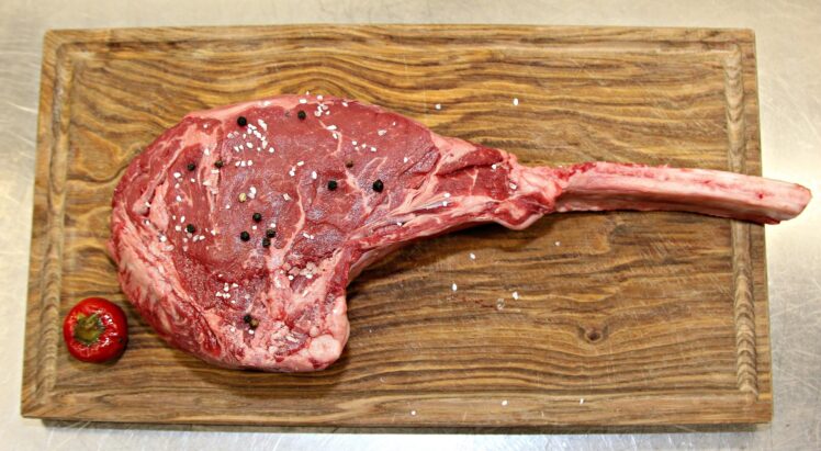 Was ist ein Tomahawk-Steak und woher kommt der Cut? Erfahren Sie mehr über Zuschnitt, Dry Aged-Tomahawk, Wagyu und Varianten vom Schwein.