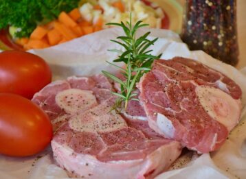 Was ist ein Beef Hammer? Erfahren Sie, welcher Teil der Rinderhaxe dahintersteckt und wie er im Backofen, Dutch Oven, Smoker oder auf dem Grill gelingt.