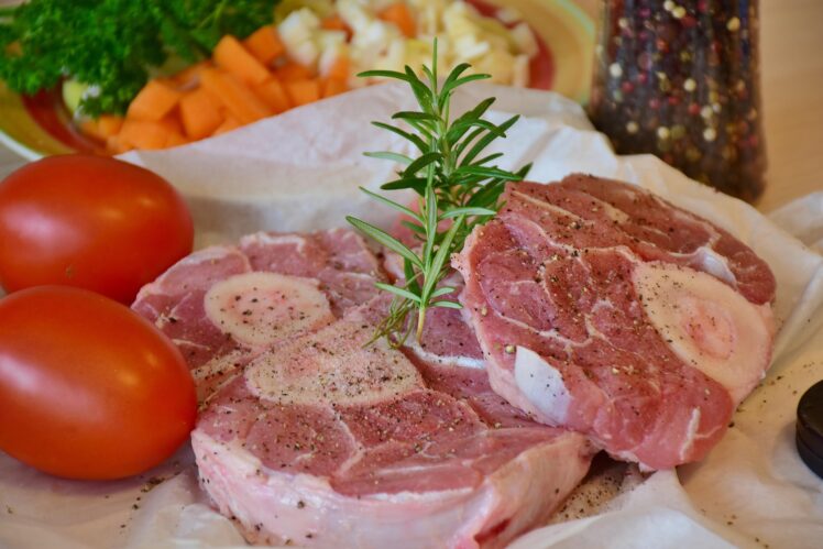 Was ist ein Beef Hammer? Erfahren Sie, welcher Teil der Rinderhaxe dahintersteckt und wie er im Backofen, Dutch Oven, Smoker oder auf dem Grill gelingt.
